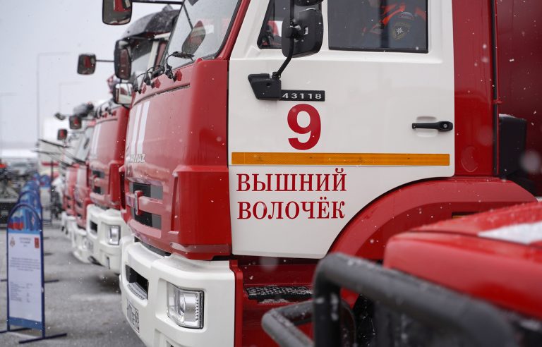 Глава МЧС и губернатор Игорь Руденя вручили спасателям награды и передали подразделениям новую спецтехнику