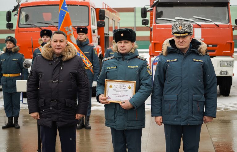 Глава МЧС и губернатор Игорь Руденя вручили спасателям награды и передали подразделениям новую спецтехнику