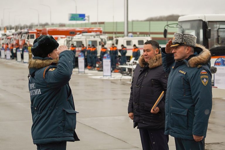 Глава МЧС и губернатор Игорь Руденя вручили спасателям награды и передали подразделениям новую спецтехнику