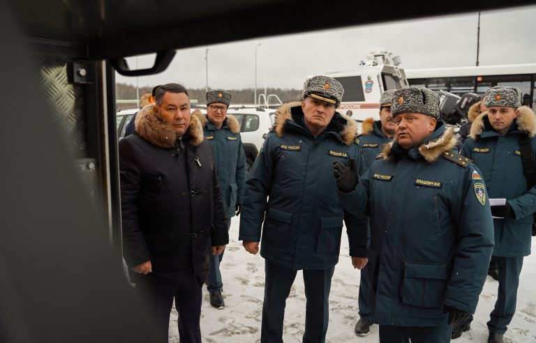 Глава МЧС и губернатор Игорь Руденя вручили спасателям награды и передали подразделениям новую спецтехнику