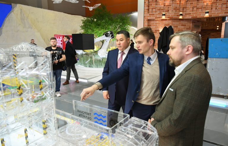 Перед открытием выставки "Россия" на ВДНХ губернатор Игорь Руденя посетил стенд края 800 рек и 1700 озер