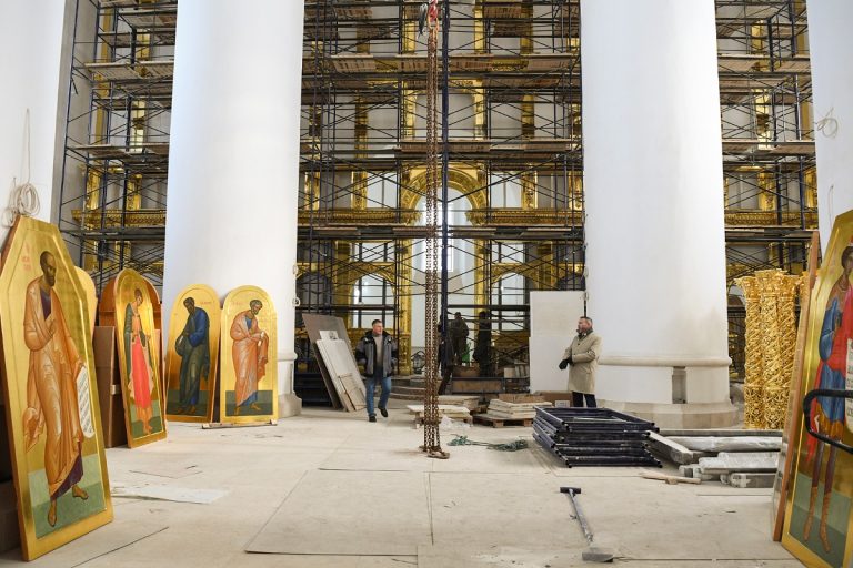 В Спасо-Преображенском соборе в Твери начали устанавливать иконостас