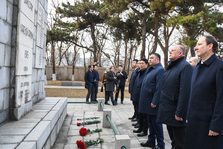 В Шэньяне делегация Тверской области почтила память красноармейцев-освободителей города