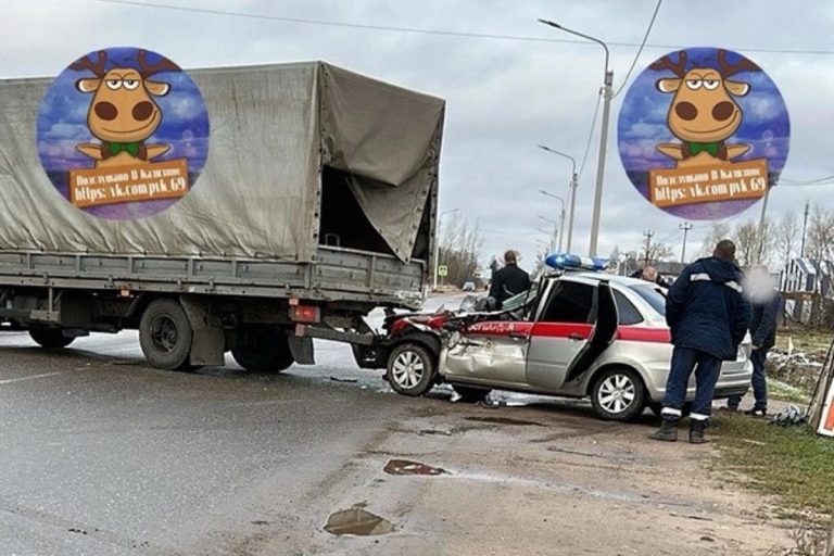 Автомобиль Росгвардии столкнулся на скорости с грузовиком в Тверской области Автомобиль Росгвардии столкнулся на скорости с грузовиком в Тверской области
