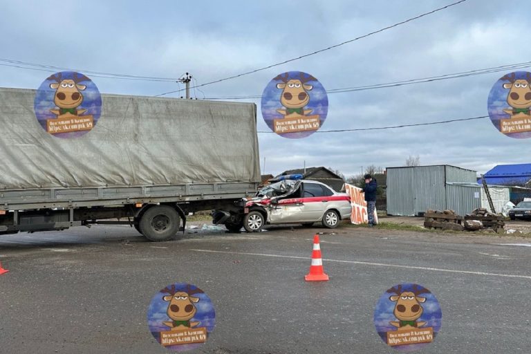 Автомобиль Росгвардии столкнулся на скорости с грузовиком в Тверской области