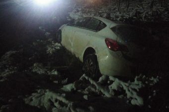 Легковушка вылетела с дороги и оказалась в пруду в Тверской области
