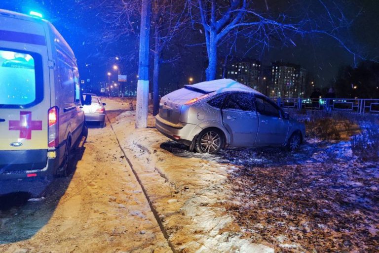 Ford врезался в дерево в микрорайоне Южный в Твери