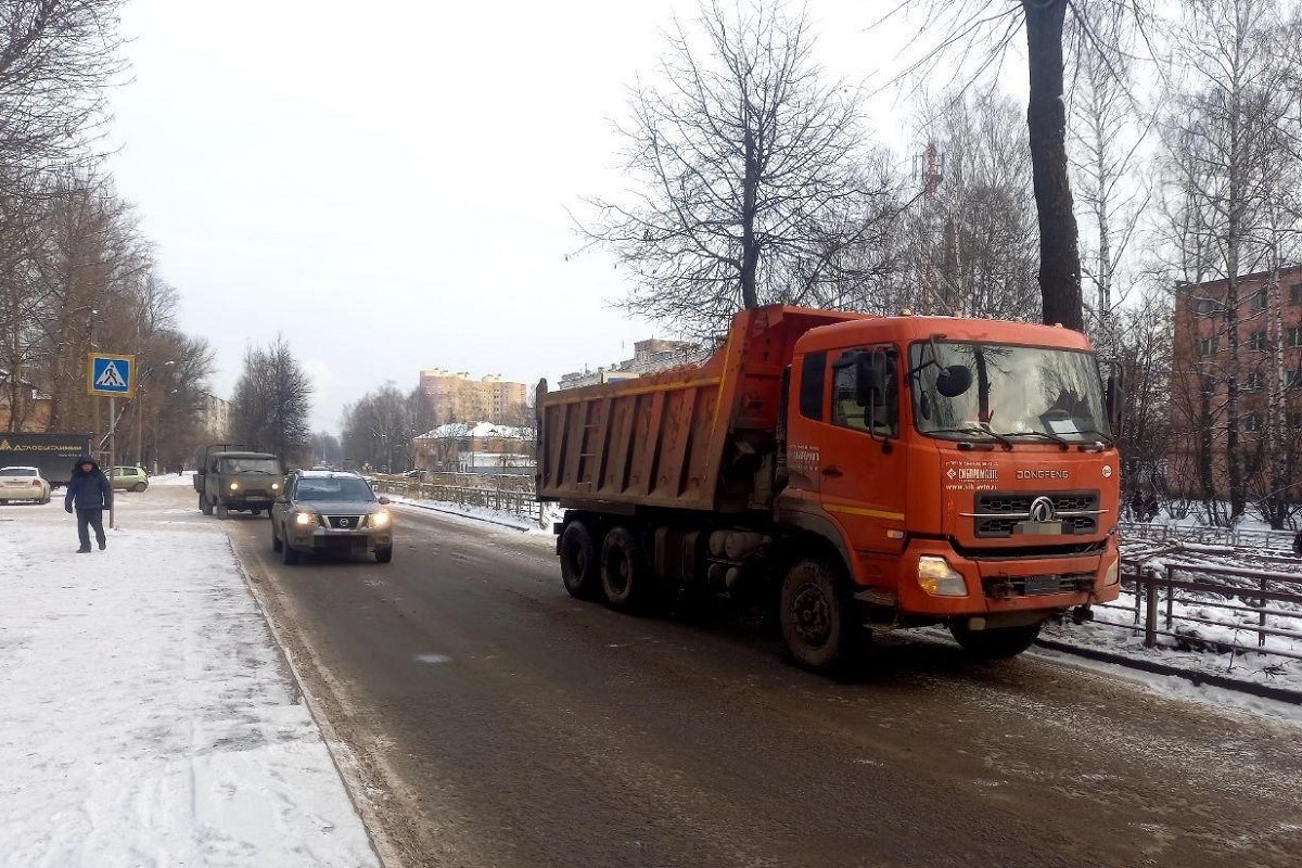 Грузовик сбил 18-летнюю девушку в Твери