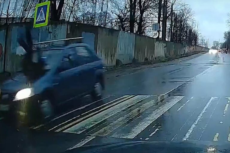 Опубликовано видео наезда на подростка в Пролетарском районе Твери