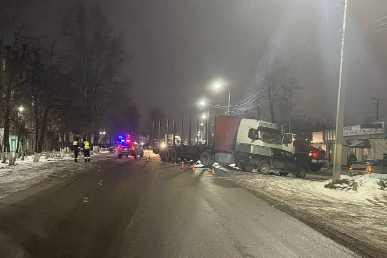 Легковушка и грузовик столкнулись в Заволжском районе Твери