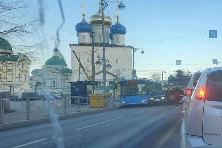 Автобус, КамАЗ и внедорожник столкнулись в центре Твери