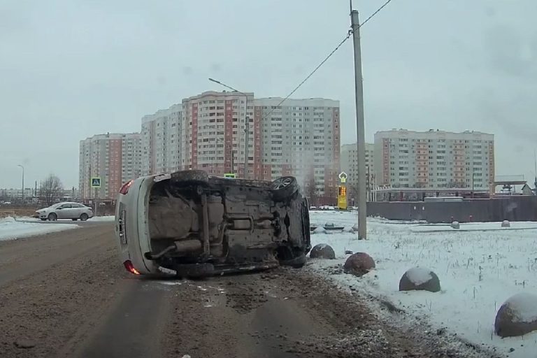 Появилось видео ДТП-перевертыша на улице Оснабрюкской в Твери Появилось видео ДТП-перевертыша на улице Оснабрюкской в Твери
