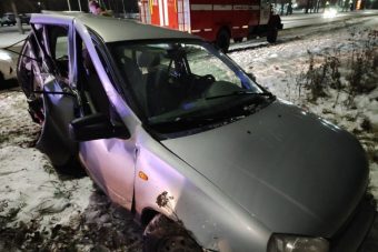 Легковушка врезалась в остановку в Московском районе Твери