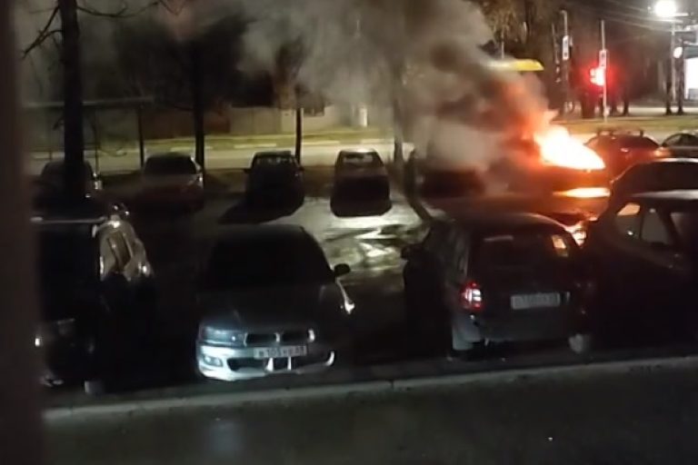 Иномарка полыхала вечером в Заволжском районе Твери Иномарка полыхала вечером в Заволжском районе Твери