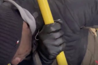 Темнокожего мужчину избили в автобусе в Твери