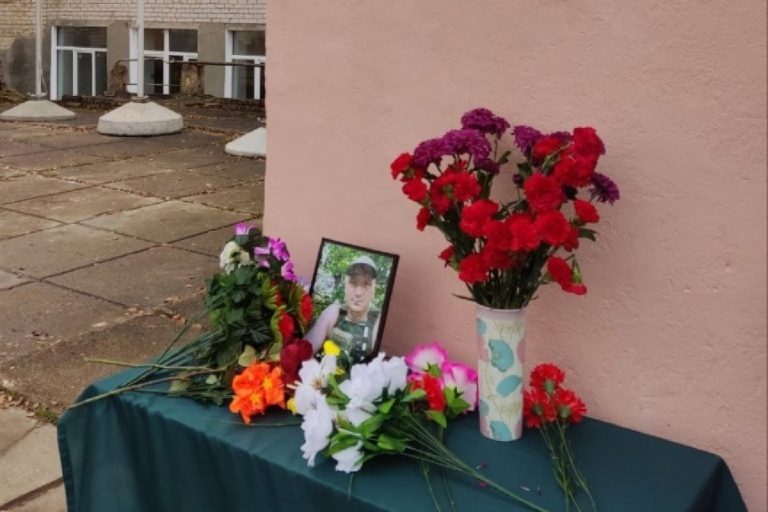 В Тверской области мать погибшего участника СВО открыла мемориальную доску в его честь