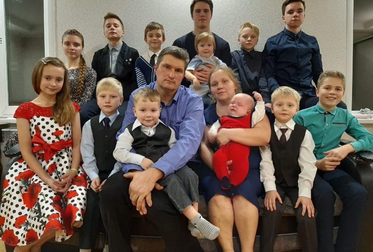Самой счастливой маме - маме 14 детей из Тверской области президент присвоил звание "Мать-героиня"