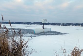 На лед Волги в Тверской области жесткую посадку совершил самолет
