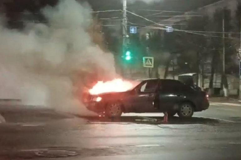 Mercedes полыхал на площади Мира в Твери
