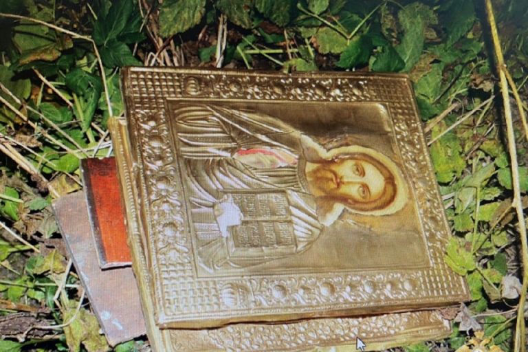 Иконы и подсвечник украли из часовни в Тверской области