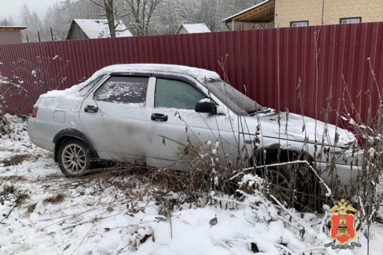 Житель Тверской области угнал у знакомого автомобиль и врезался в забор