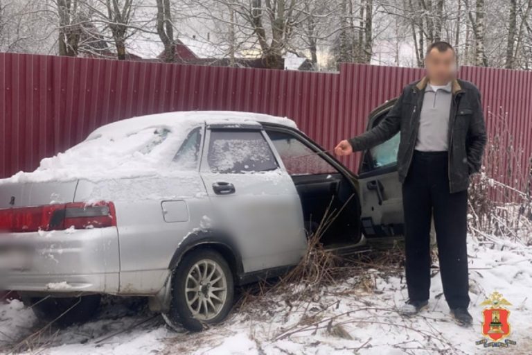 Житель Тверской области угнал у знакомого автомобиль и врезался в забор Житель Тверской области угнал у знакомого автомобиль и врезался в забор