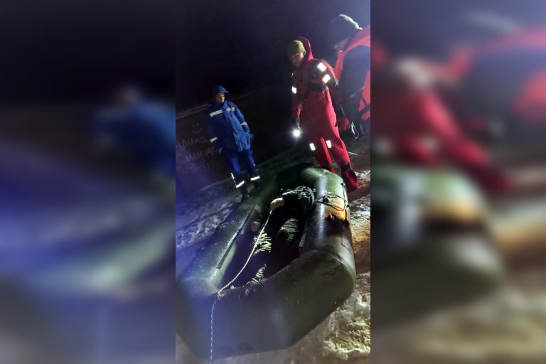 В Тверской области тело провалившегося под лед рыбака извлекали из воды полтора часа