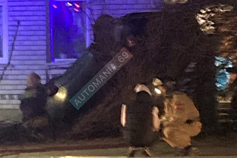В Тверской области машина врезалась в дом у шоссе