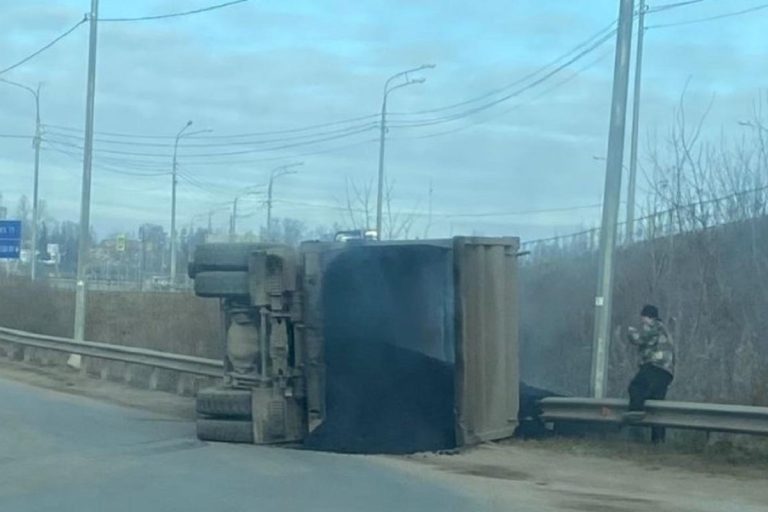 Грузовик с асфальтом опрокинулся в Тверской области Грузовик с асфальтом опрокинулся в Тверской области