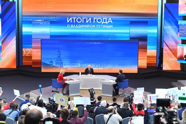 Президент России Владимир Путин провел прямую линию и пресс-конференцию