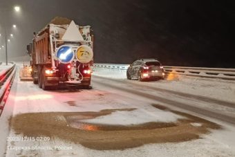 В Тверской области на трассе М-11 супернарушитель на KIA протаранил снегоочистительную машину