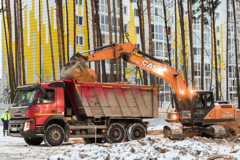 На площадке строительства путепровода через ОЖД в Твери ведется заливка опор
