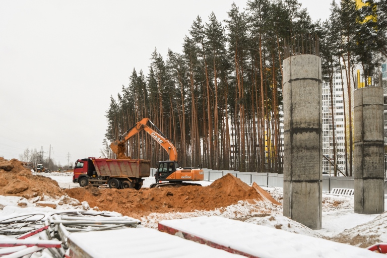 На площадке строительства путепровода через ОЖД в Твери ведется заливка опор