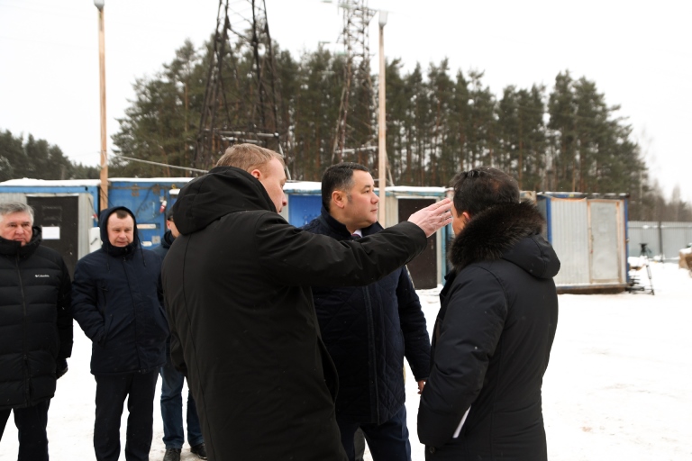 На площадке строительства путепровода через ОЖД в Твери ведется заливка опор