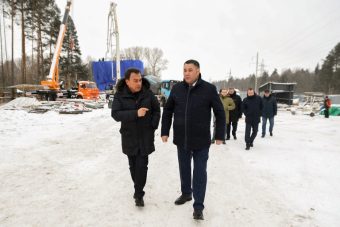 На площадке строительства путепровода через ОЖД в Твери ведется заливка опор
