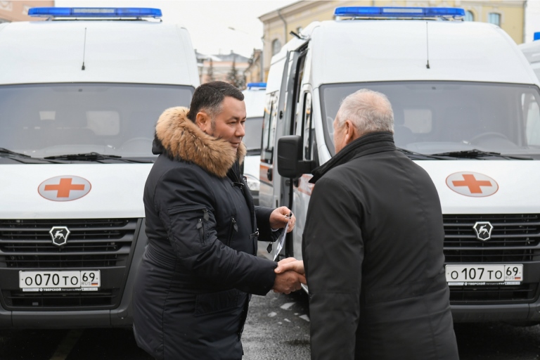 Губернатор Руденя передал муниципалитетам школьные автобусы, автомобили скорой помощи и спецтранспорт для военкоматов