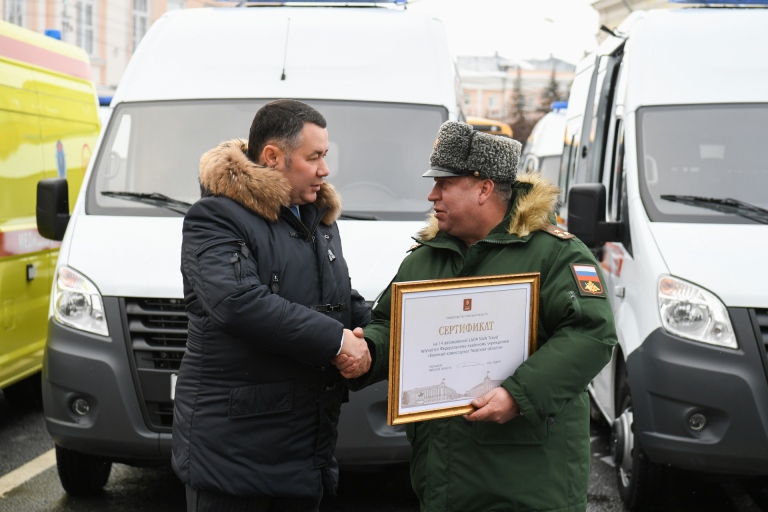 Губернатор Руденя передал муниципалитетам школьные автобусы, автомобили скорой помощи и спецтранспорт для военкоматов