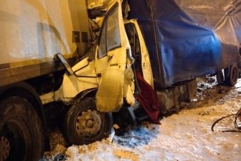 Погиб водитель грузовика, врезавшегося в Mercedes в Тверской области