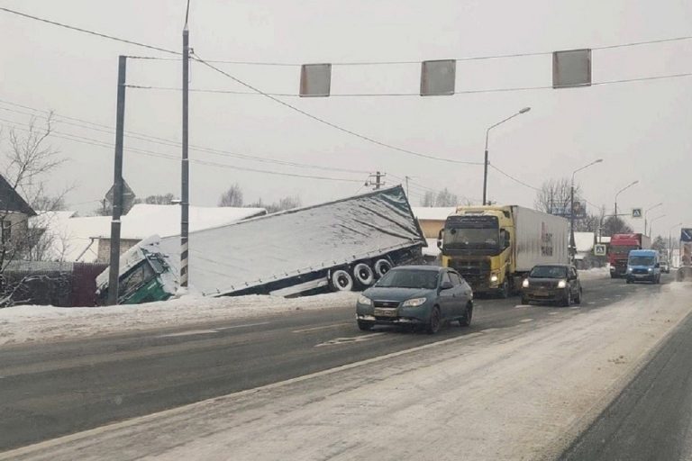 Фура "прилегла" на М-10 под Тверью Фура "прилегла" на М-10 под Тверью