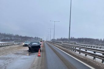 Легковушка врезалась в ограждение на М-11 в Тверской области
