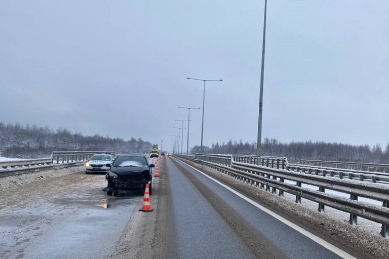 Легковушка врезалась в ограждение на М-11 в Тверской области