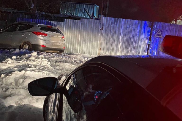 Легковушка врезалась в забор в Заволжском районе Твери Легковушка врезалась в забор в Заволжском районе Твери