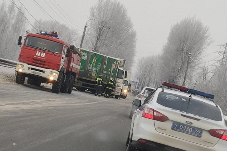 Грузовики столкнулись на Московском шоссе в Твери