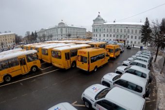Губернатор Руденя передал муниципалитетам школьные автобусы, автомобили скорой помощи и спецтранспорт для военкоматов