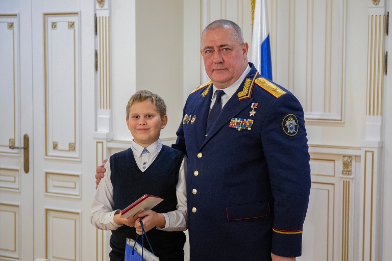 Школьнику из Твери, защитившему маму от преступника, вручили медаль Школьнику из Твери, защитившему маму от преступника, вручили медаль