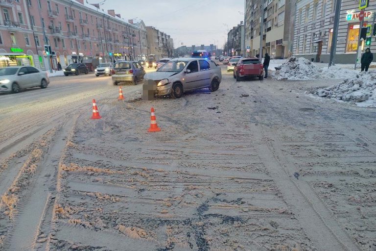 Две легковушки столкнулись в центре Твери Две легковушки столкнулись в центре Твери