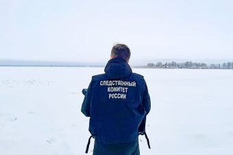 Человек на мотобуксировщике исчез в проломе льда на озере Селигер в Тверской области