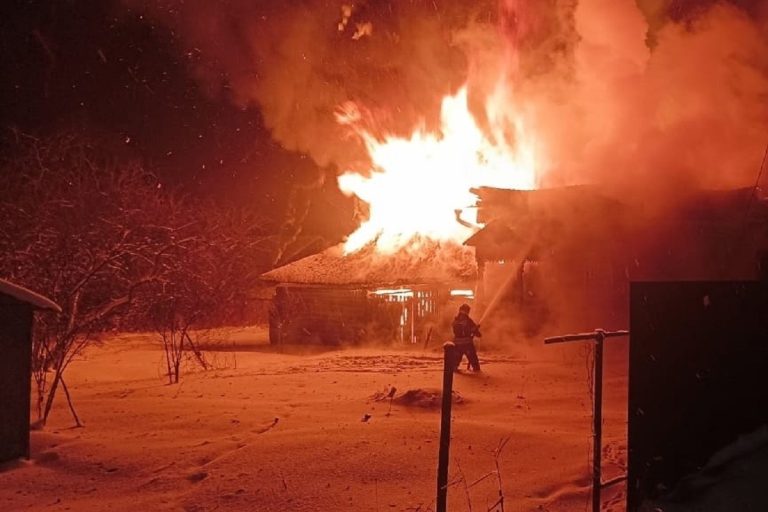 Два дома и хозпостройки уничтожены пожаром в Тверской области Два дома и хозпостройки уничтожены пожаром в Тверской области