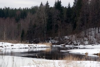 Не смотря на зимний холод, река в Тверской области грозит выйти из берегов