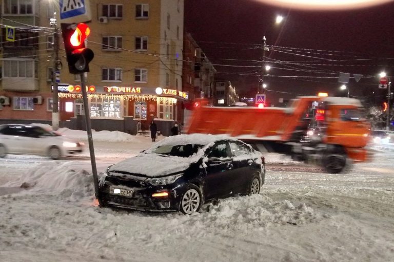 В Твери водитель на иномарке протаранил светофор